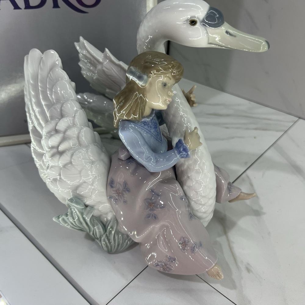 Lladró "Swan Song" #05704 MINT Original Box Retired Vintage Girl Swan Large